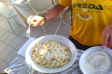 L'Italia in Pedalò - Carboidrati, 500 grammi di pasta a testa per i nostri eroi!